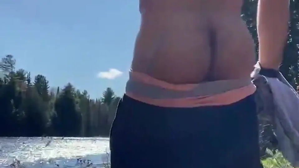 Bearded muscle stud shows off his ass and body outdoors - ThisVid.com