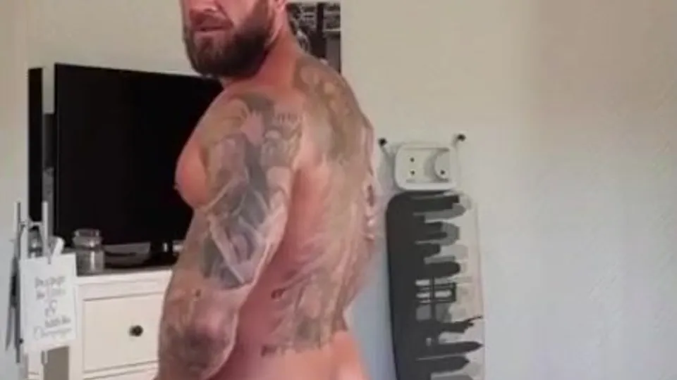 Bearded, Tatooed Muscle strips and JO - ThisVid.com