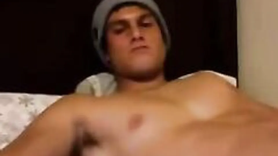 beatifull blonde guy showing his fantatic body