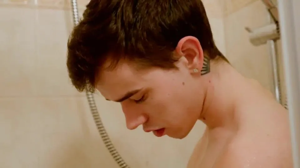 Beau gosse baisé par une crevette de 18 ans