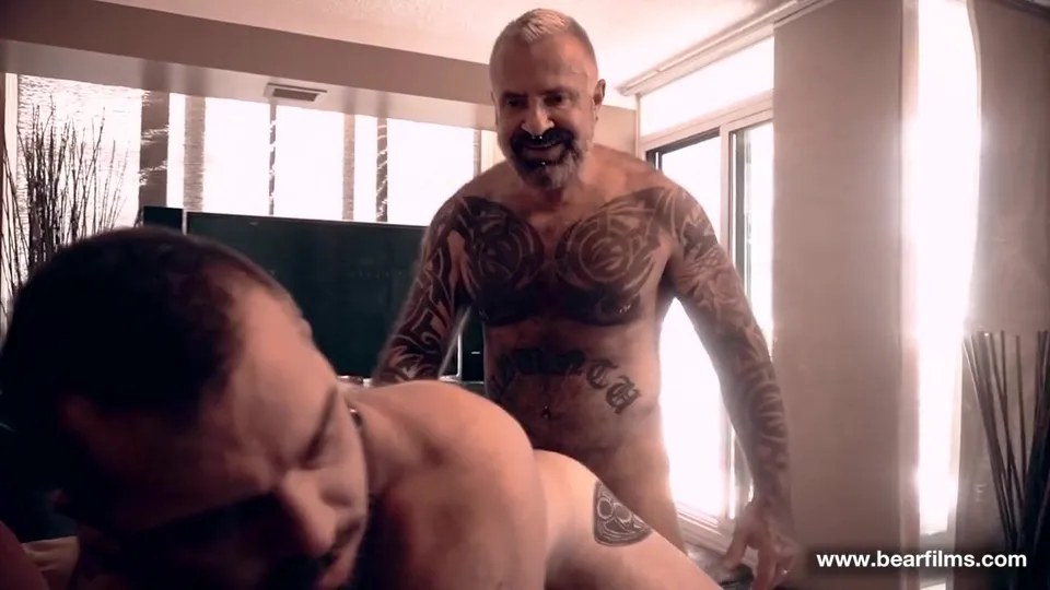 Marc Angelo & Jeremy Feist: Ação Daddy-Bear & Cub
