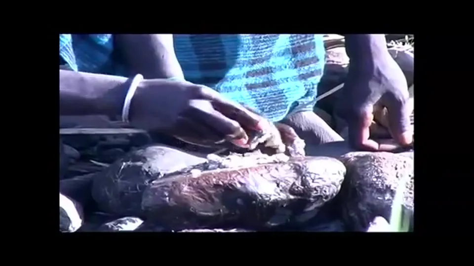 Beautiful african tribe man painting himself. tribu mursi bañandose y - ThisVid.com