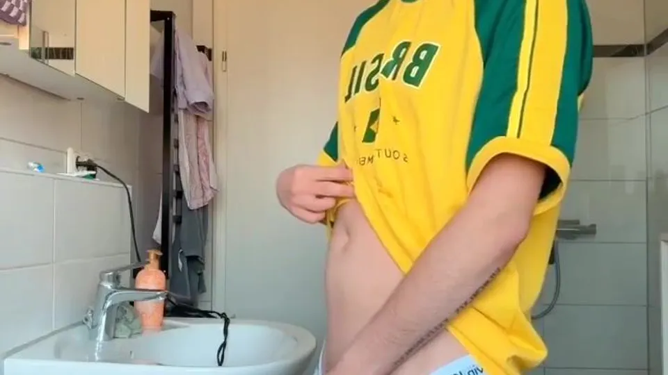 Beautiful twink pissing