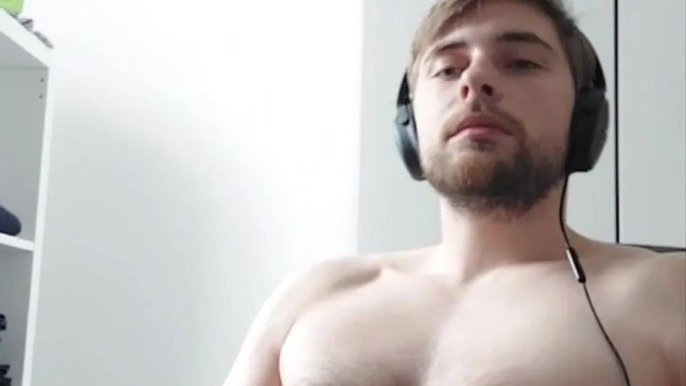 Beautiful White Man Webcam Cum - video 2 - ThisVid.com