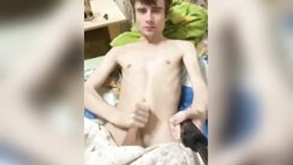Bed Boys Porn Garoto russo se filmando e jorando porra nos olhos
