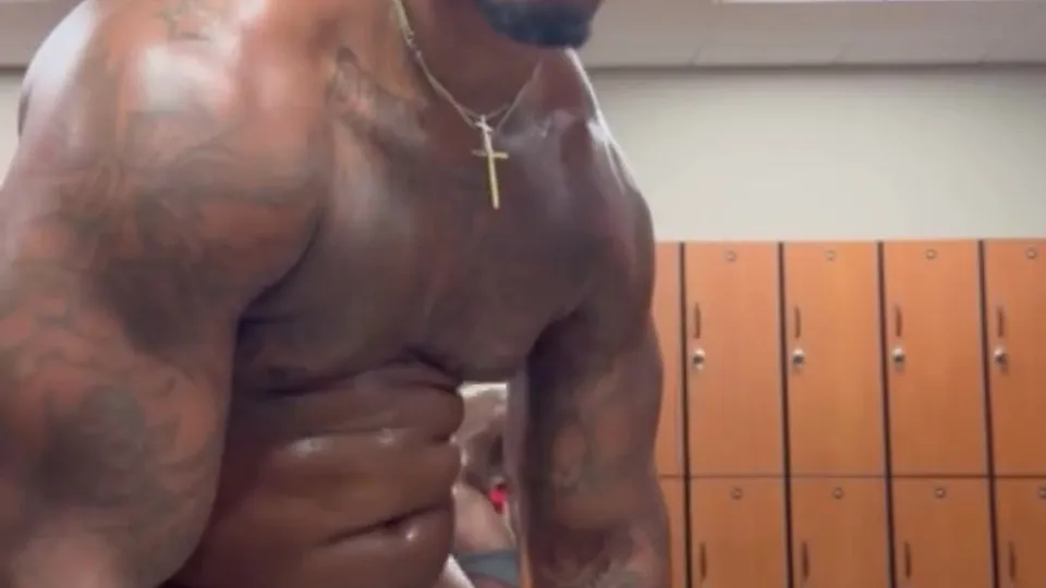 Beefy big booty bro back at it again in locker room - ThisVid.com