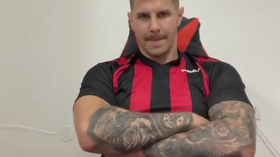 Beefy Hunk Handsfree Cum - ThisVid.com