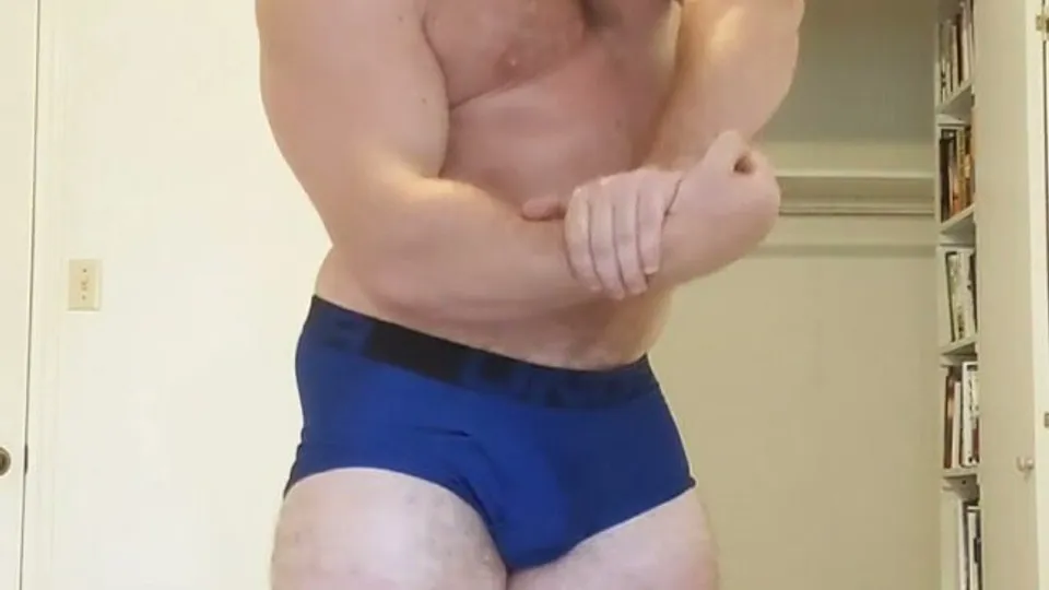 Beefy musclebear showing off - ThisVid.com