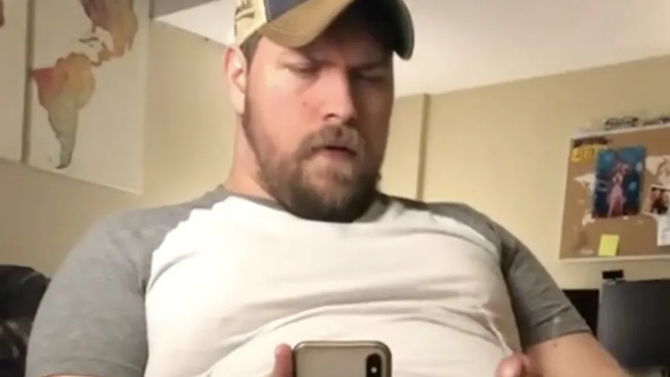 Beefy redneck in his chair jerking & cumming - ThisVid.com