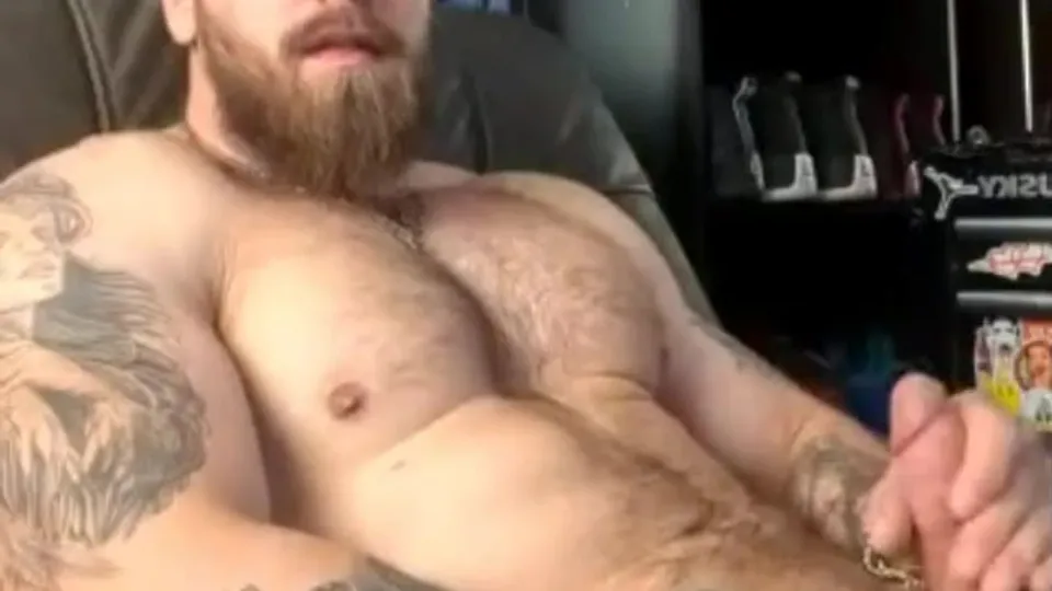 Beefy redneck stud jerking his cock & cummin - ThisVid.com