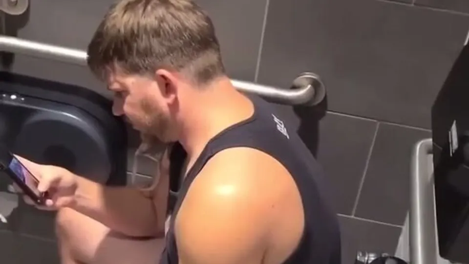 Beefy Str8 Big Dick Caught! - ThisVid.com