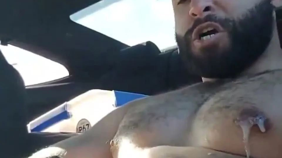 Beefy stroker cums in the car - ThisVid.com