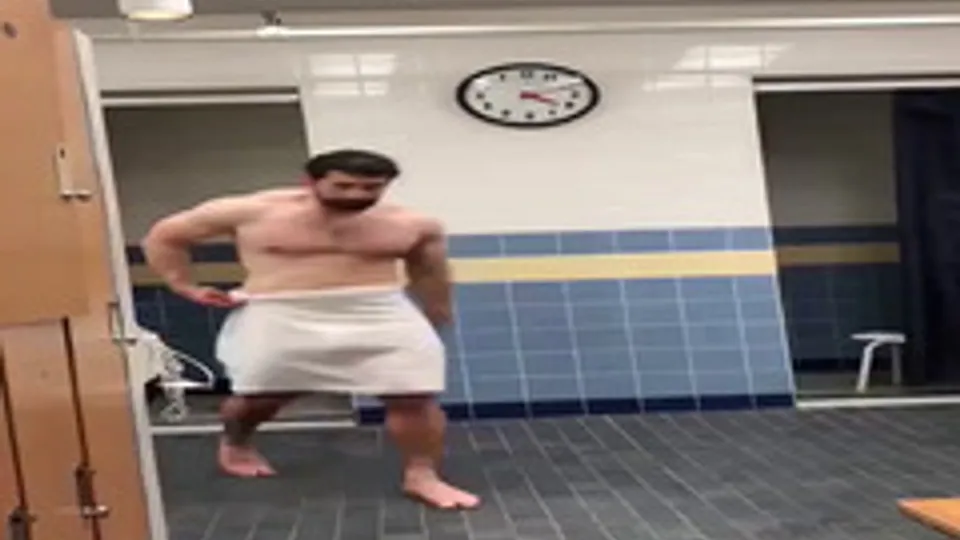 Beefy stud changing in locker room - ThisVid.com