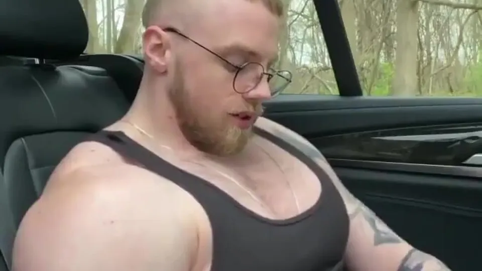 BEEFY STUD JERKING OFF - ThisVid.com
