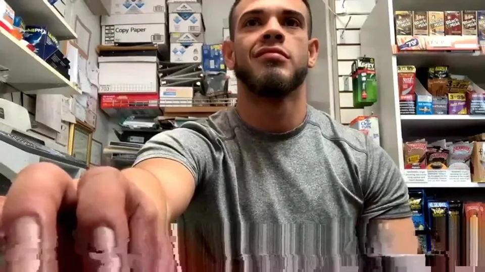 Bel arabe jerks off at work