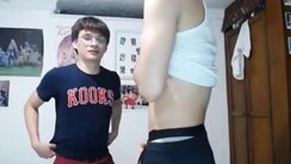 BEST FRIENDS MAKING OUT IN THE BEDROOM CAM BOYS PORN