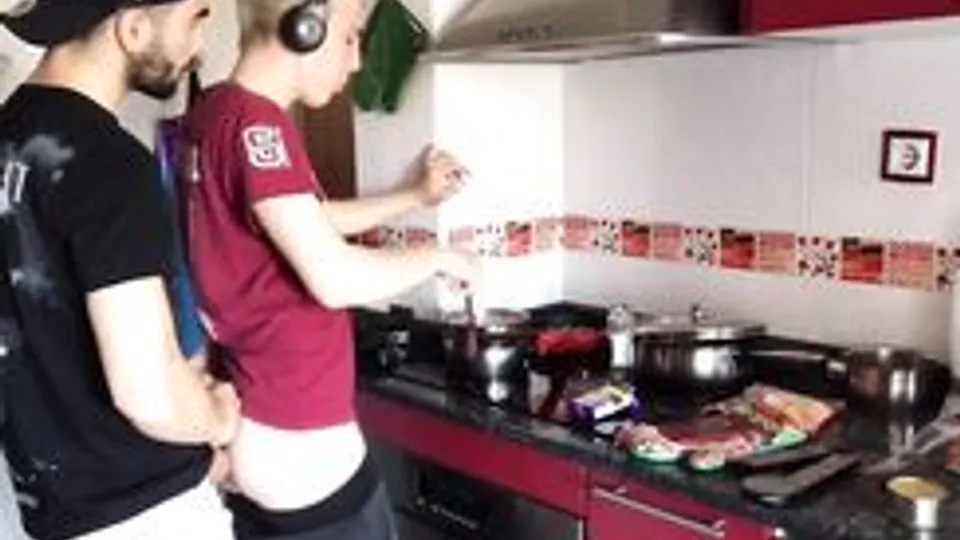 [BF][142] My boyfriend fucks me in the kitchen