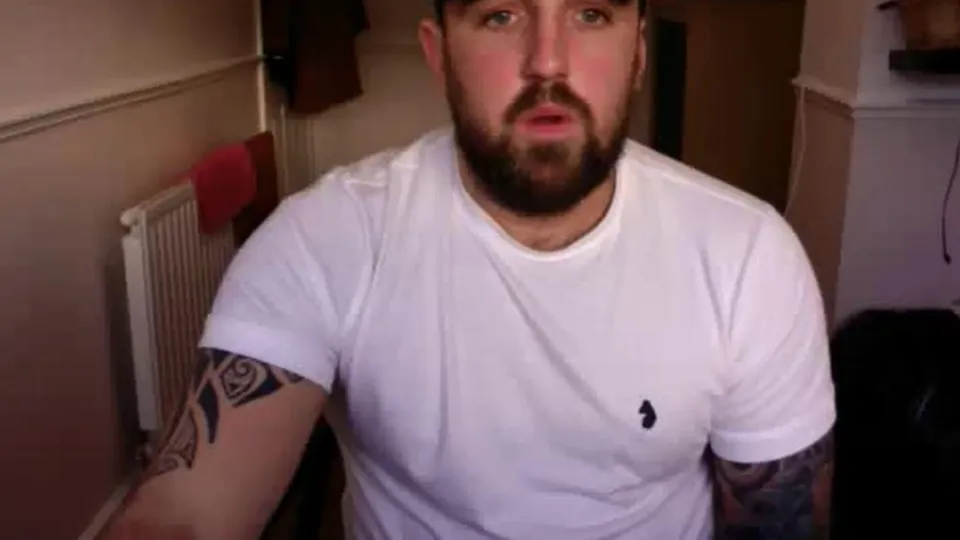 Bi curious stud cumming on cam - ThisVid.com