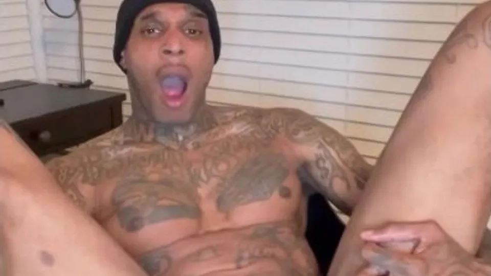 Bi tatted muscular hunk assplay and stroking - ThisVid.com