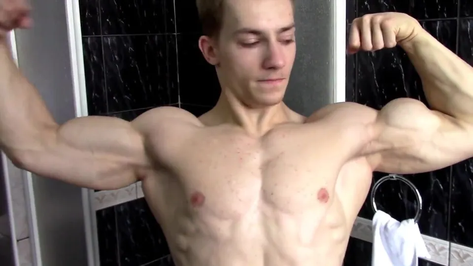 Bicep flexer - ThisVid.com