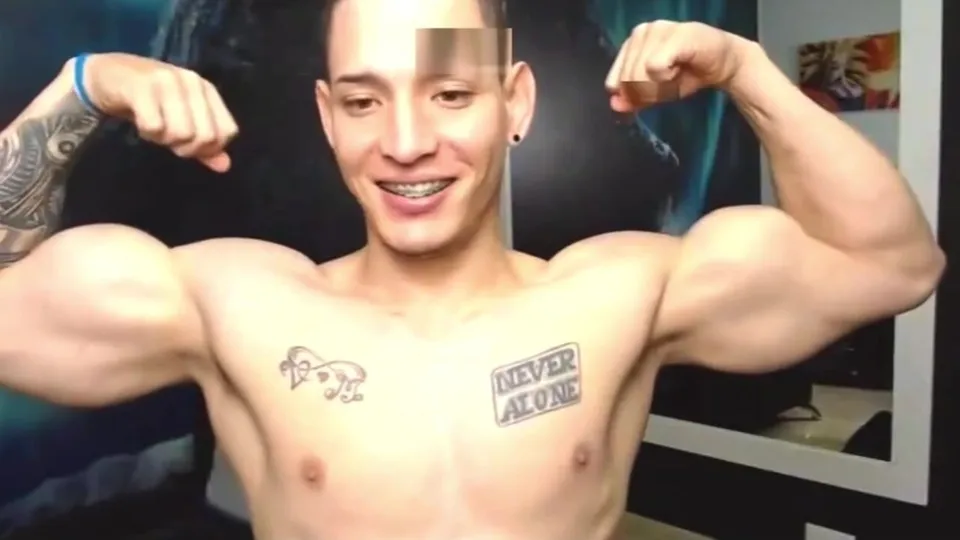 Biceps boy - ThisVid.com