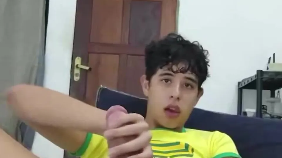 Bielzinho novinho batendo punheta