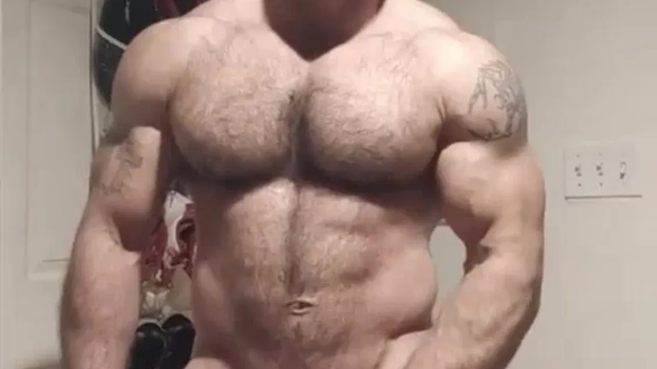 Big Bodybuilder Pumping - ThisVid.com