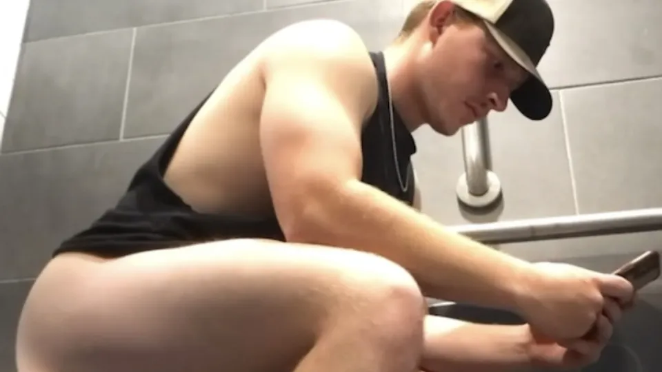 Big Booty on toilet - ThisVid.com