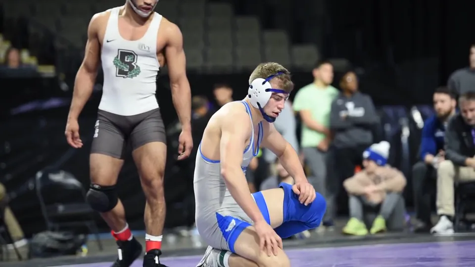 BIG BULGE FROM HOT WRESTLERS - ThisVid.com