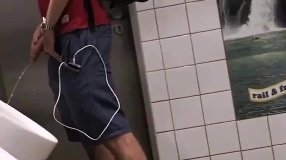 Big cock alert at urinal - ThisVid.com