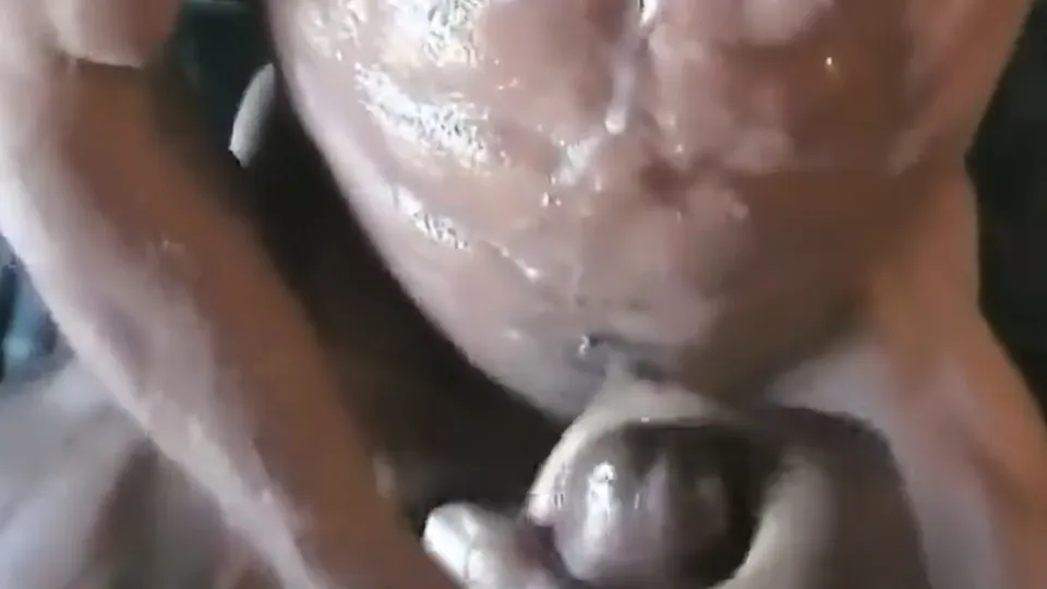 Big cumshot on bodybuilder abs - ThisVid.com