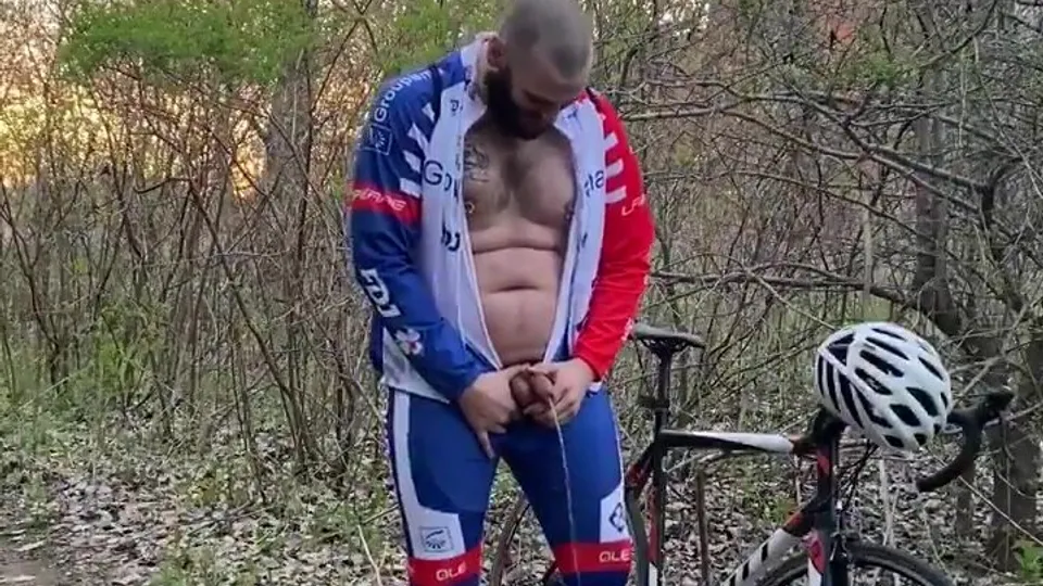 BIG DADDY CYCLIST PISSING IN PUBLIC - ThisVid.com