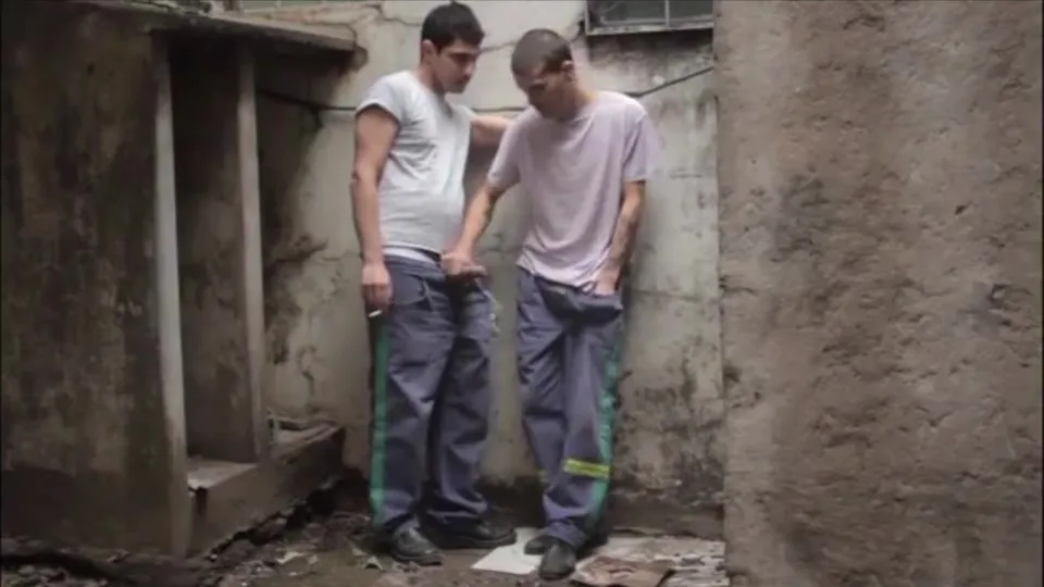 Big dick argentinian gets sucked on a smoke break - ThisVid.com