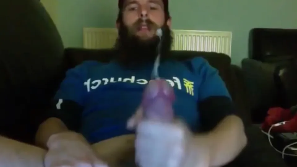 Big dick bearded redneck jerks his cock off & cums - ThisVid.com 中文
