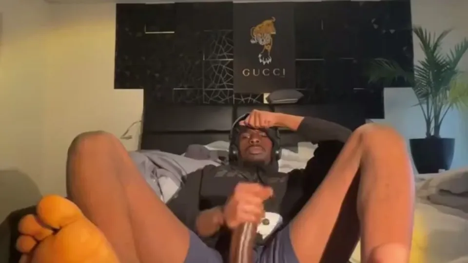 Zwart gamer steekt zijn reusachtige lul