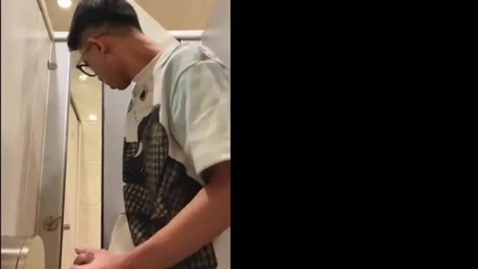 Paja en baño público con pollón asiático