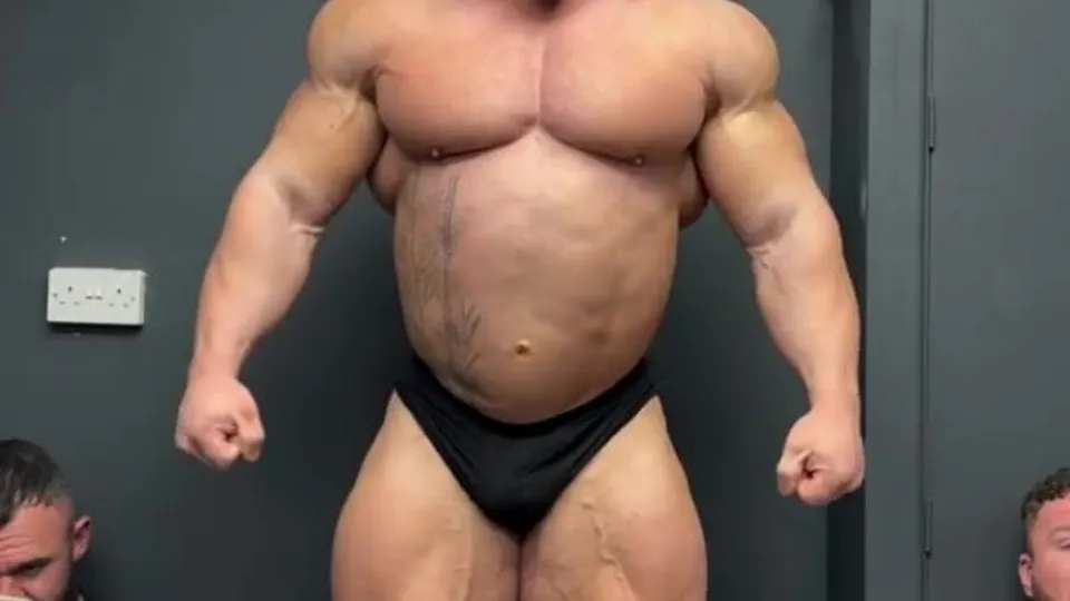 BIG FUCKING BULKY VEINY BODYBUILDER POSES! - ThisVid.com