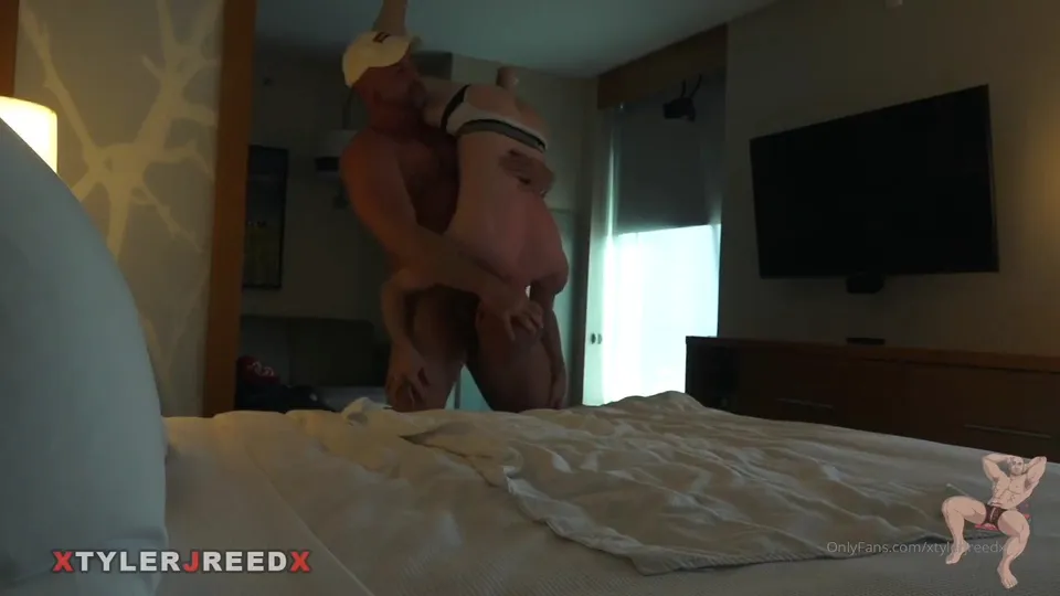 Big man manhandles small man - ThisVid.com