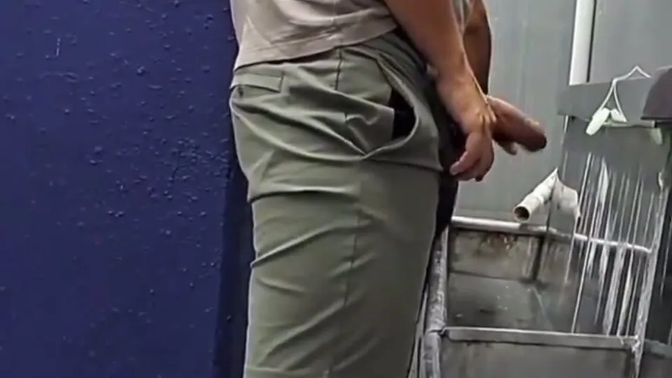 Big one at the urinal - ThisVid.com