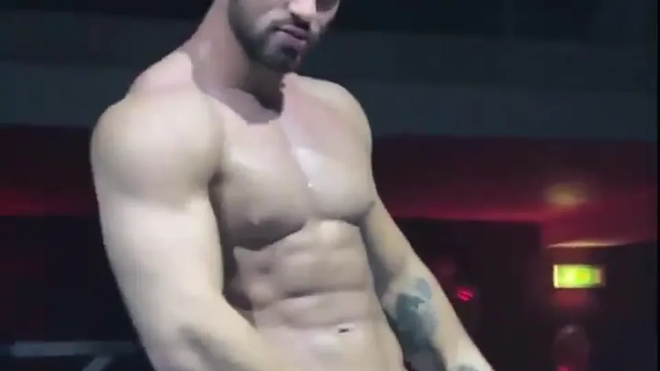 BIG STRIPPER WITH HUGE BODY - ThisVid.com