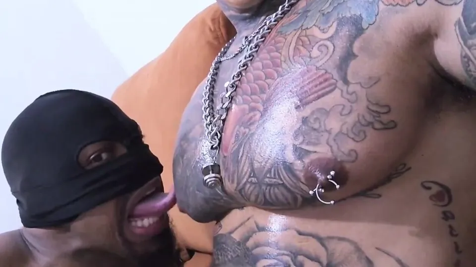 Big tonue milkin beefy pecs - ThisVid.com