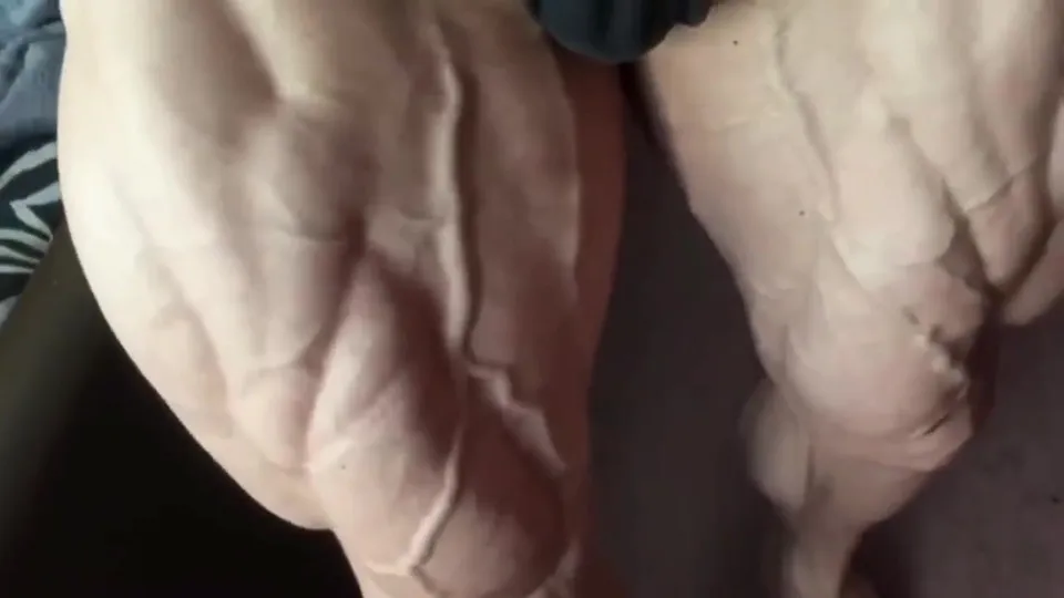 Big veiny bodybuilder legs - ThisVid.com