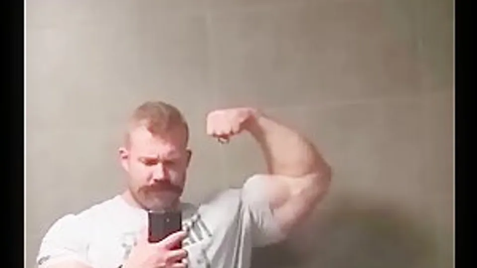 Muscular Daddy Flexes