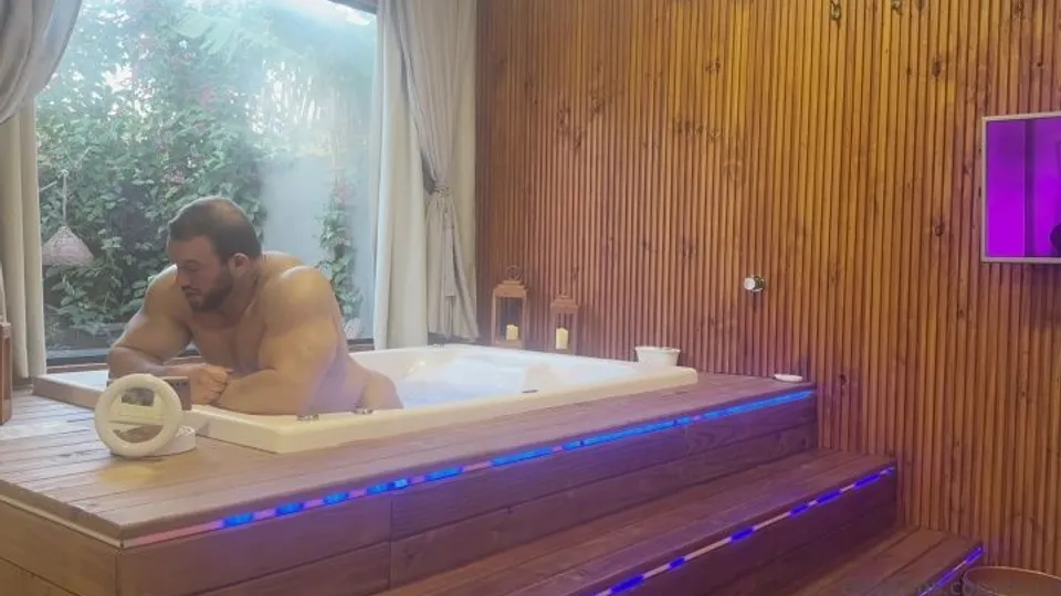 GrosX : bodybuilder dans la baignoire