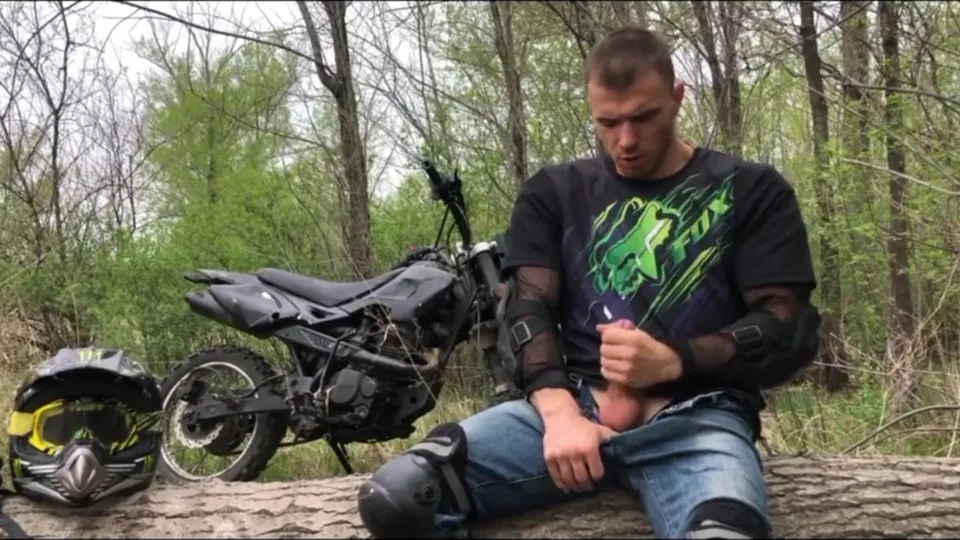 Biker jerking it and cumming - ThisVid.com