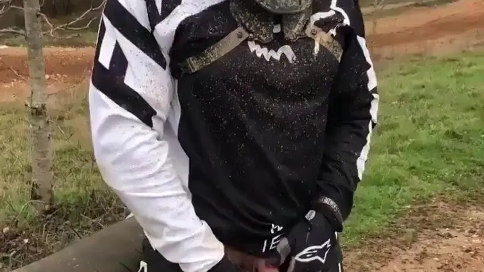 Biker pissing on the dirt track - ThisVid.com