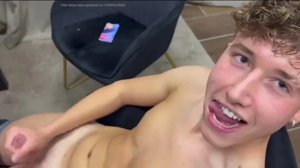 Biondo gay fa coming out col suo papà che è frocio pure lui