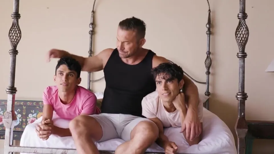 Birthday threesome - ThisVid.com