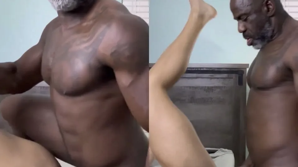 Black *DADDY* fucks bitchboy - ThisVid.com