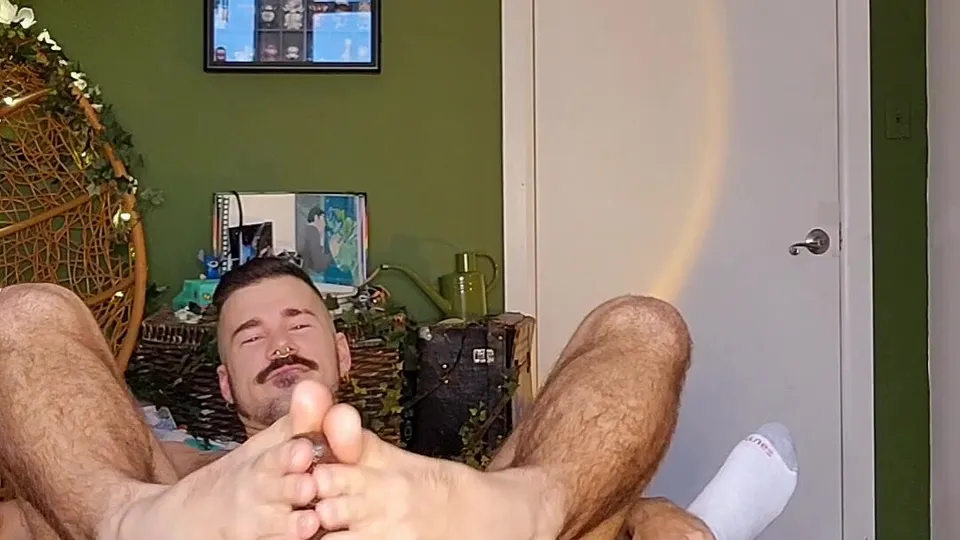 Black dude asks his friend for a footjob - ThisVid.com